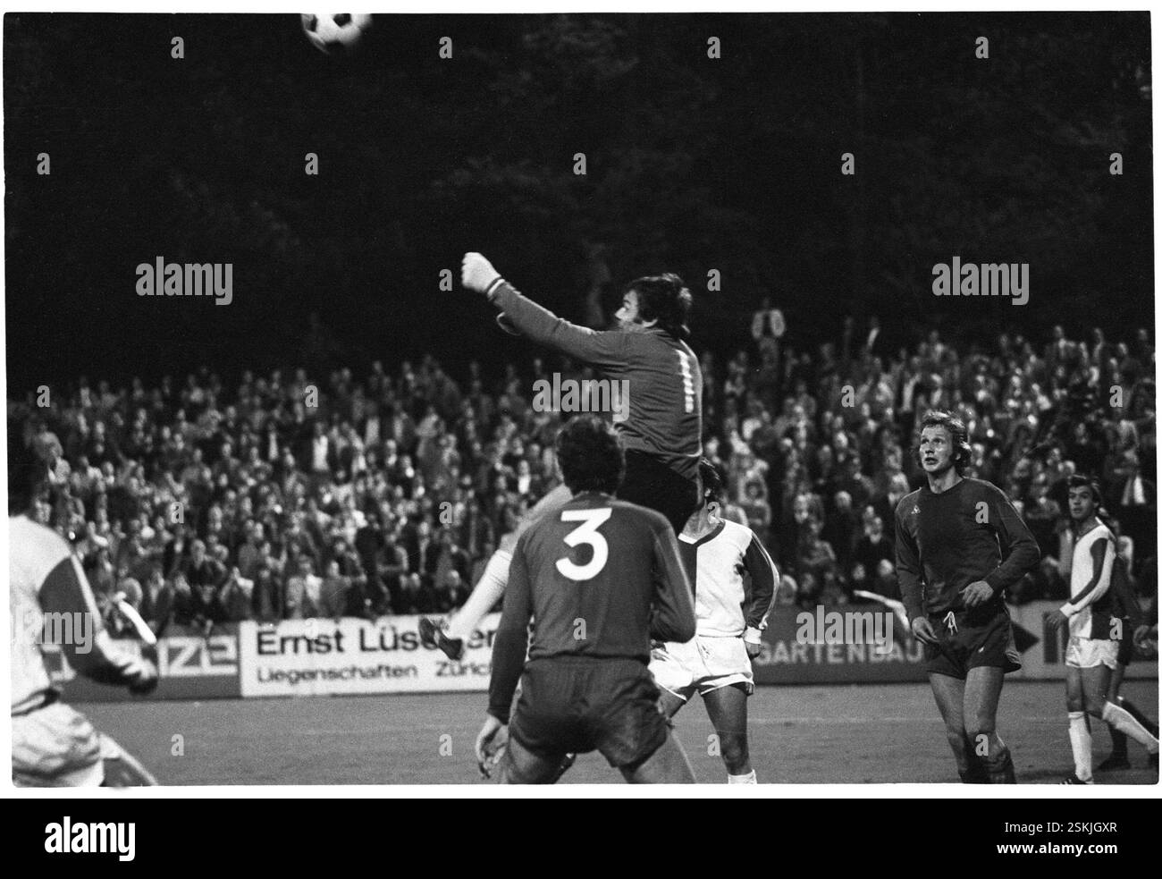 --- NLA 1973/74: Cavallette Zürich - FC Basel; Marcel Kunz#NLA 1973/74: Cavallette Zurigo - FC Basel; Marcel Kunz- RDB BY DUKAS Foto Stock