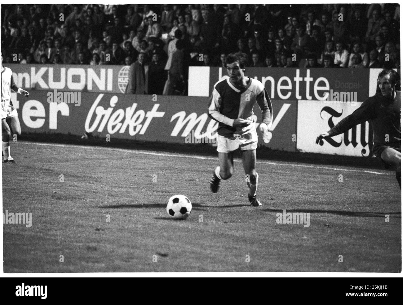 --- NLA 1973/74: Cavallette Zürich - FC Basel; Ruedi Elsener#NLA 1973/74: Cavallette Zurigo - FC Basel; Ruedi Elsener- RDB BY DUKAS Foto Stock