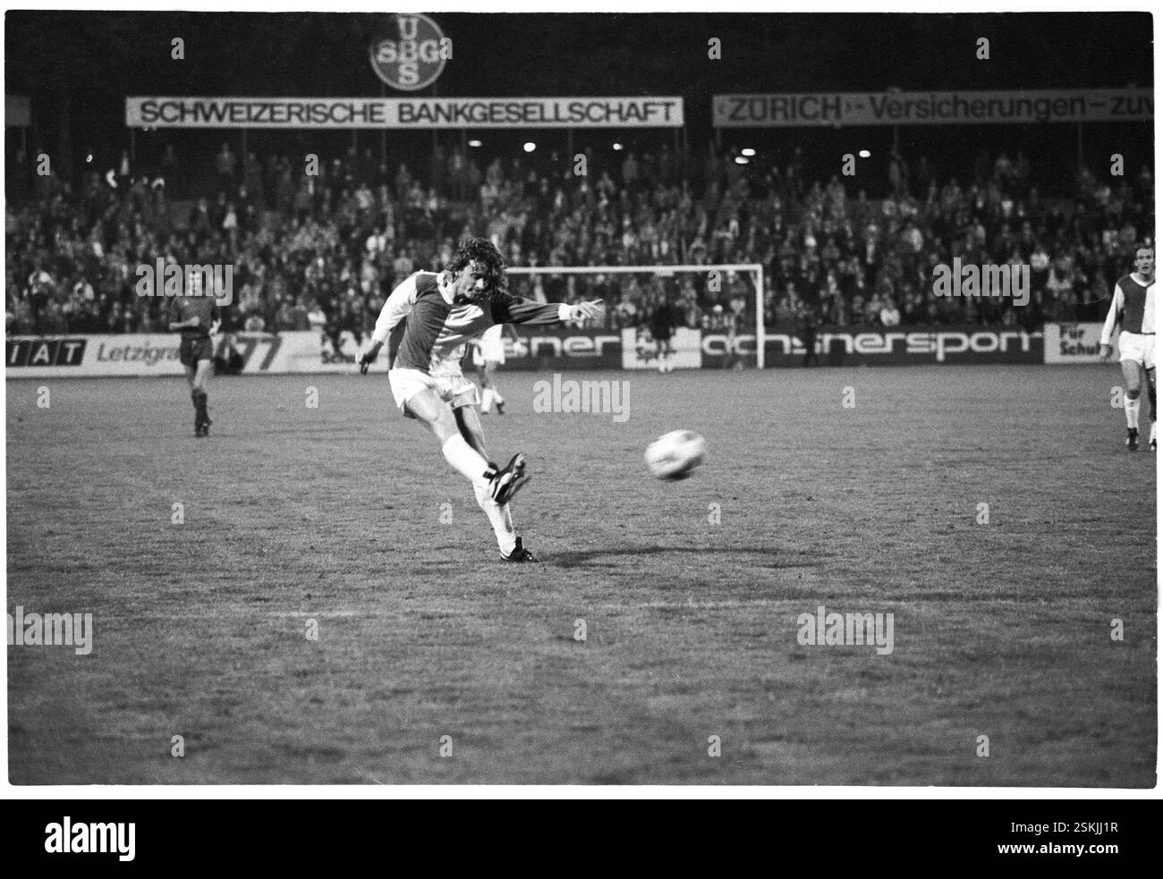 --- NLA 1973/74: Cavallette Zürich - FC Basel; Heinz Hermann#NLA 1973/74: Cavallette Zurigo - FC Basel; Heinz Hermann- RDB DI DUKAS Foto Stock