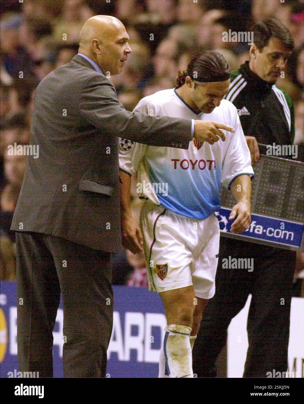 FOTO: WALTER L. KELLER, 25.9,2002, LIVERPOOL: CHAMPIONS LEAGUE, FC LIVERPOOL - FC BASEL 1:1. DER BASLER CHRISTIAN GROSS (L) WEIST JULIO HERNAN ROSSI (R) NACH SEINER AUSWECHSLUNG DEN WEG.- RDB DI DUKAS Foto Stock