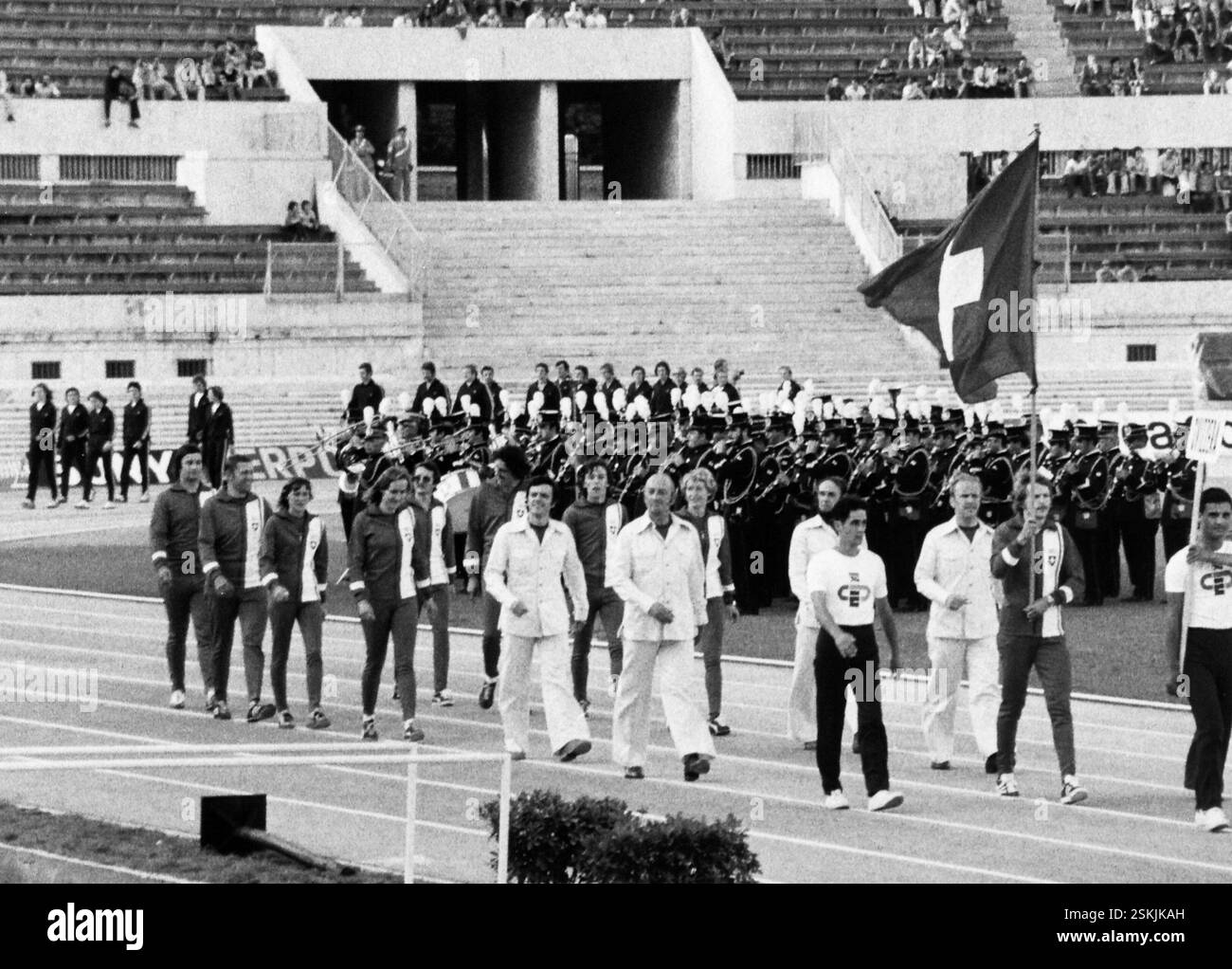 --- EM 1974 Rom: Rolf Bernhard trägt die Schweizer Fahne#EC 1974 a Roma: Rolf Bernhard porta la bandiera svizzera- RDB DI DUKAS Foto Stock