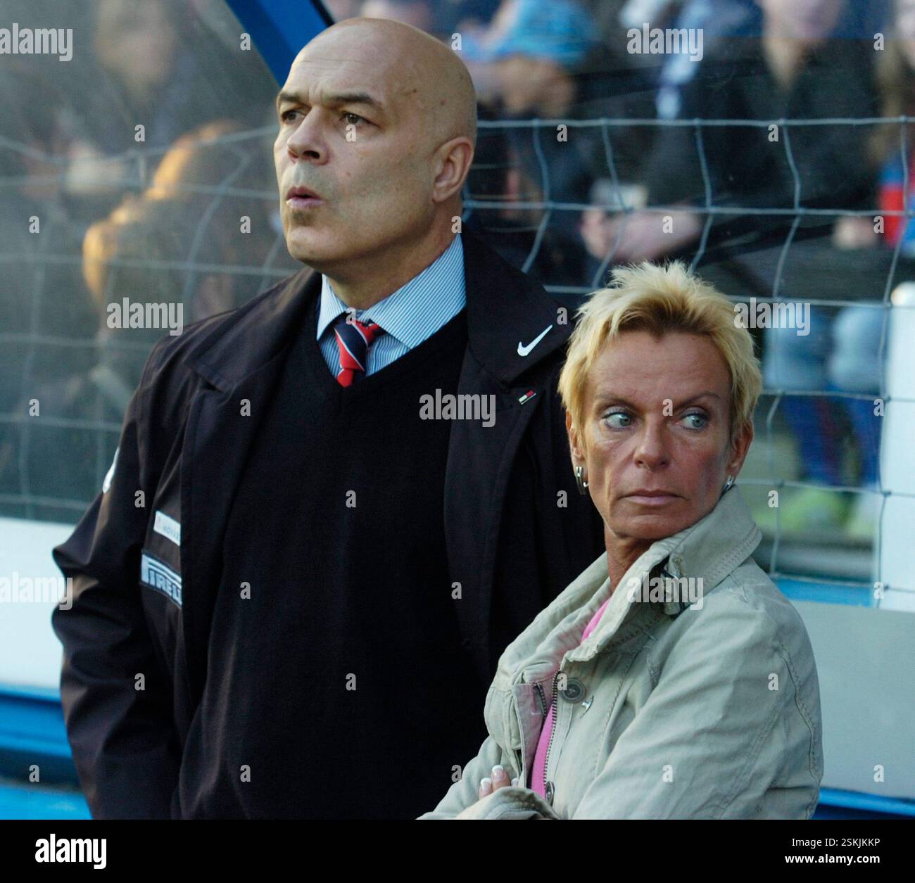 FOTO: WALTER L. KELLER, 26.11.2006, ZUERICH: FC ZUERICH - FC BASEL 3:2. DER BASLER TRAINER CHRISTIAN GROSS (L) VOR DEM MATCH ZUSAMMEN MIT PRAESIDENTIN GIGI OERI (R).- RDB DI DUKAS Foto Stock