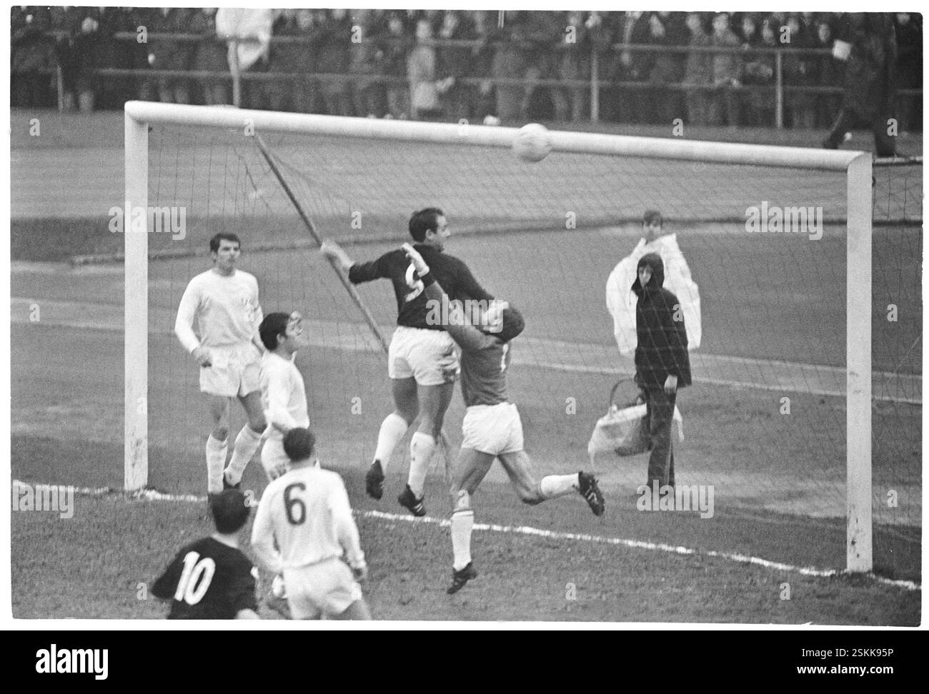 --- NLA 1968/69: FC Zürich - FC Lugano; Torhüter Karl Grob#NLA 1968/69: FC Zurich - FC Lugano; Custode Karl Grob Foto Stock