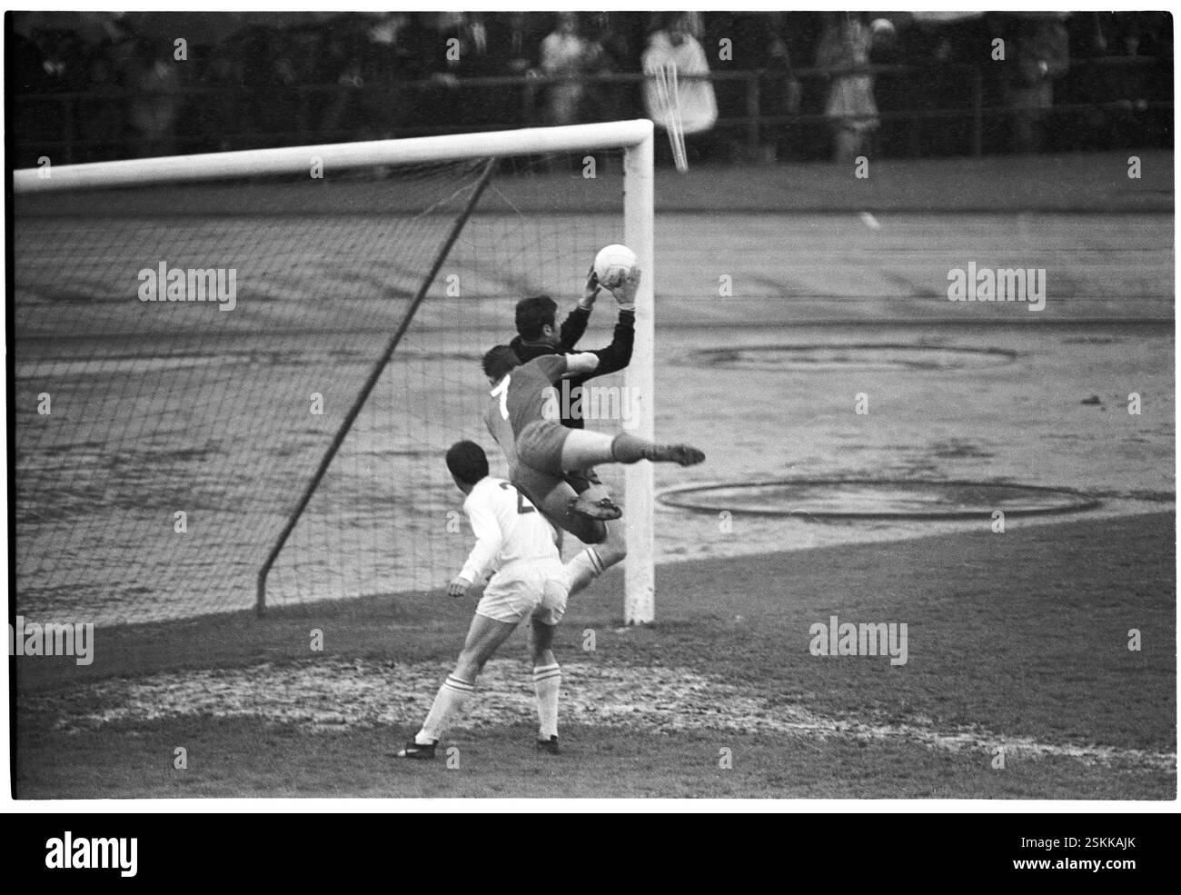 --- NLA 1968/69: FC Zürich - FC Basel; Torhüter Othmar Iten#NLA 1968/69: FC Zurich - FC Basel; Custode Othmar Iten Foto Stock