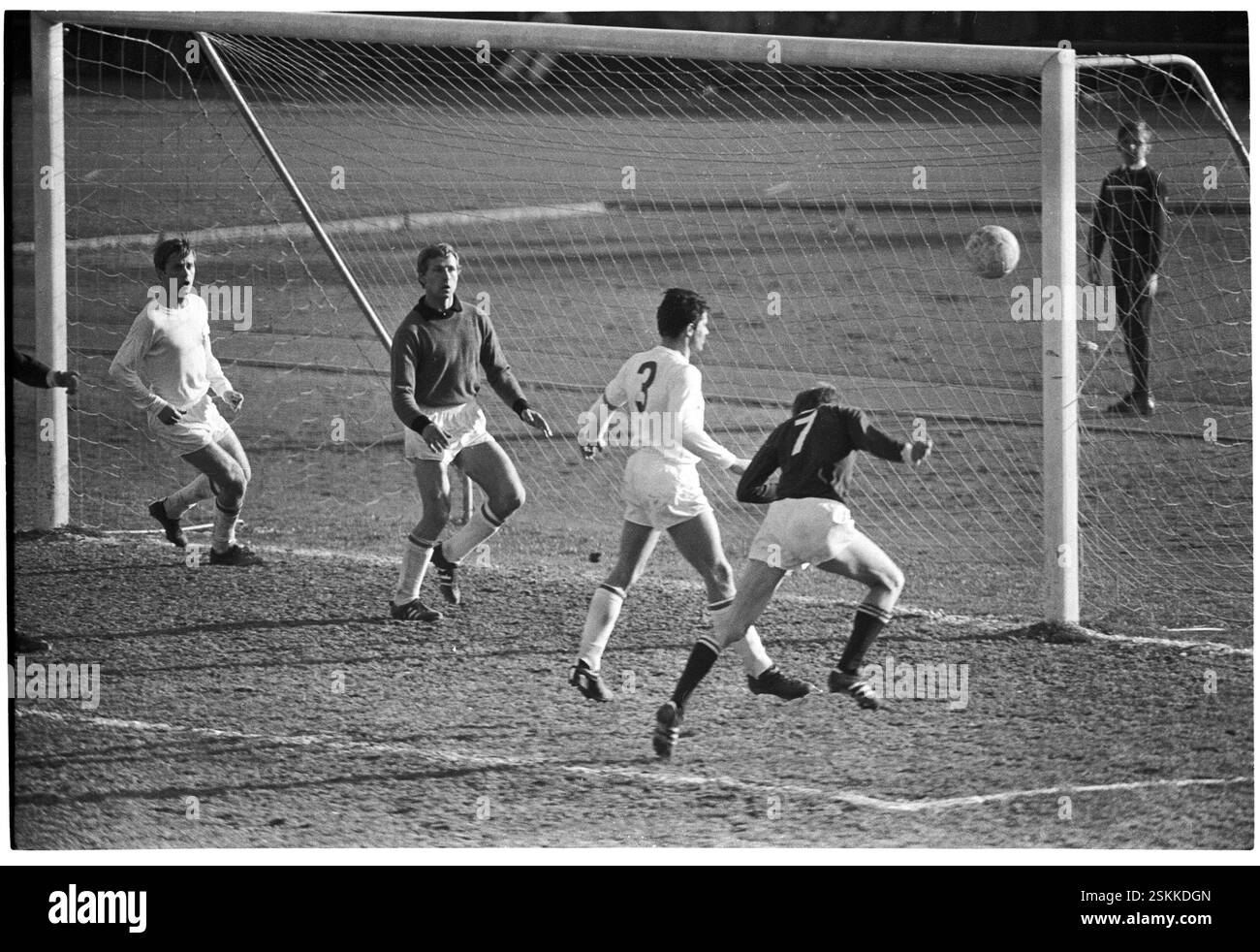 --- NLA 1968/69: FC Zürich - Servette FC; Torhüter Grob#NLA 1968/69: FC Zürich - Servette FC; Keeper Grob- RDB DI DUKAS Foto Stock