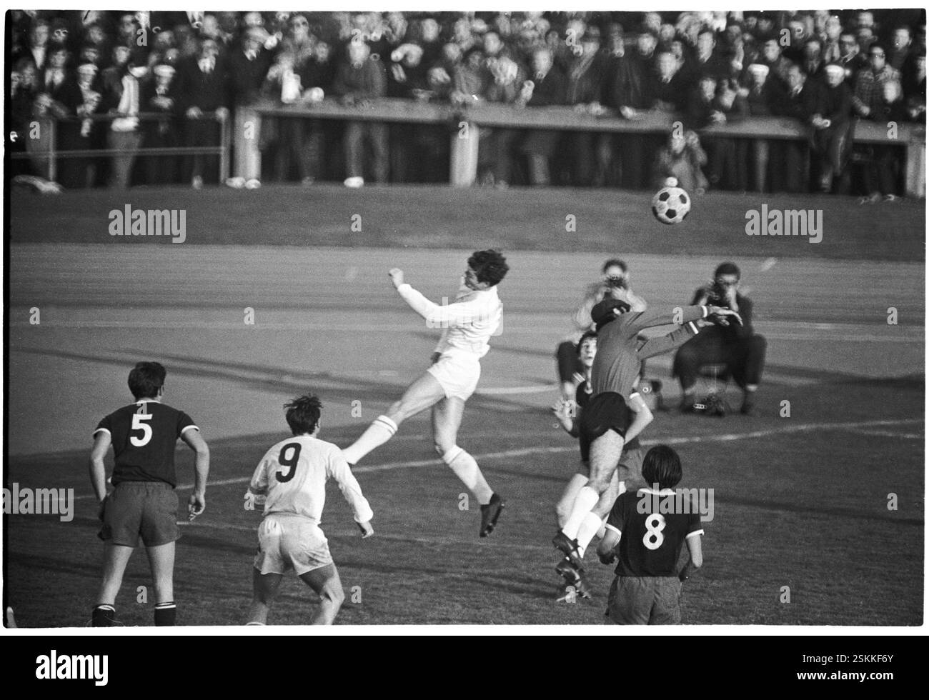 --- NLA 1968/69: FC Zürich - Servette FC; Torhüter Barlie#NLA 1968/69: FC Zürich - Servette FC; Keeper Barlie- RDB DI DUKAS Foto Stock