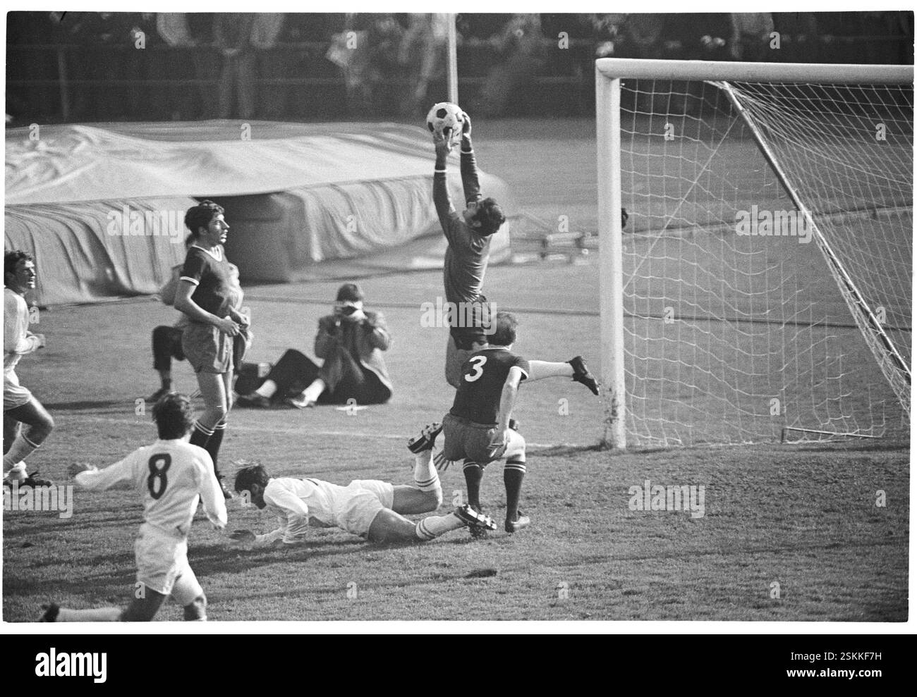 --- NLA 1968/69: FC Zürich - Servette FC; Torhüter Barlie#NLA 1968/69: FC Zürich - Servette FC; Keeper Barlie- RDB DI DUKAS Foto Stock