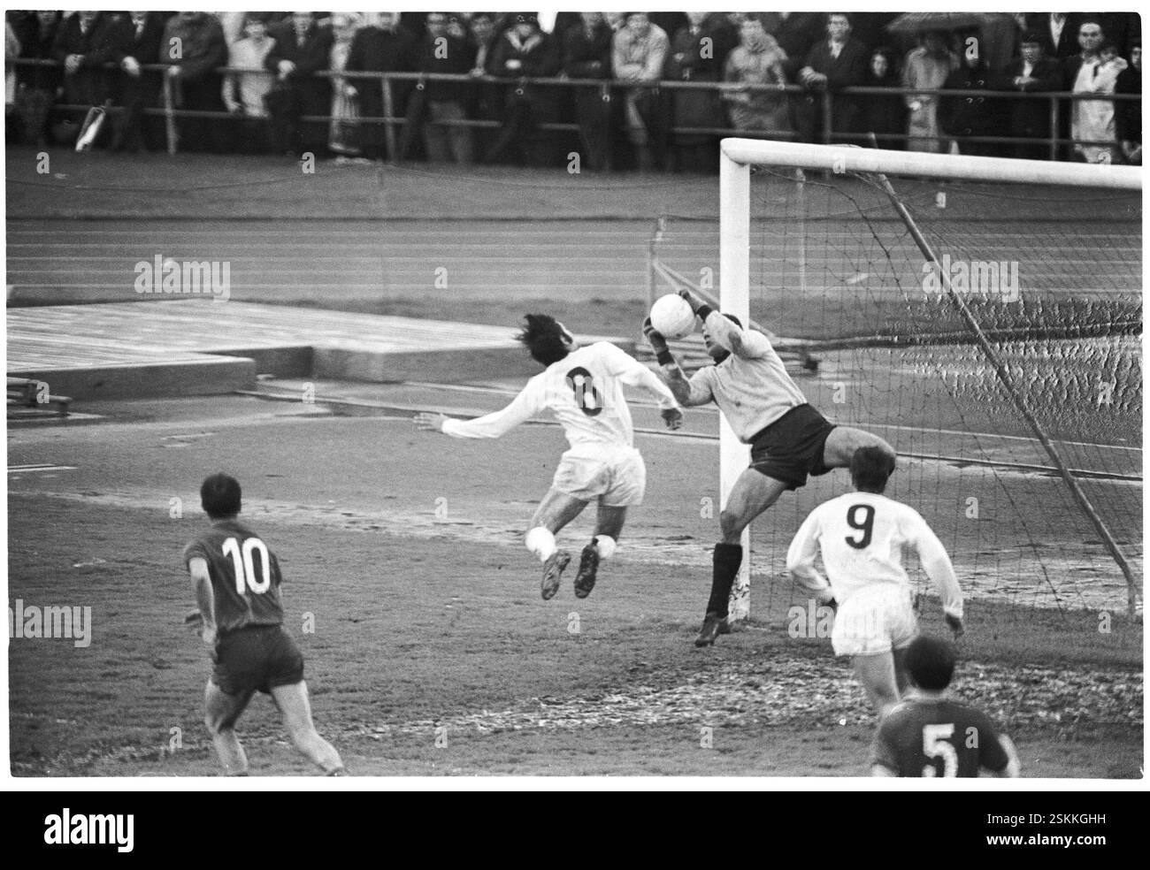 --- NLA 1968/69: FC Zürich - FC Basel; Torhüter Marcel Kunz#NLA 1968/69: FC Zurich - FC Basel; custode Marcel Kunz- RDB DI DUKAS Foto Stock
