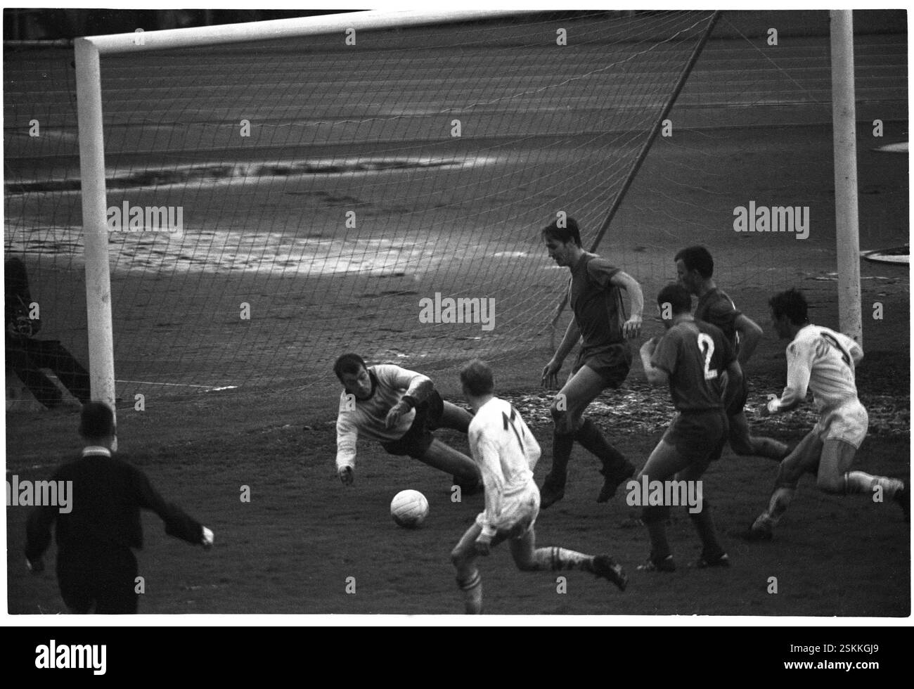 --- NLA 1968/69: FC Zürich - FC Basel; Torhüter Marcel Kunz#NLA 1968/69: FC Zurich - FC Basel; custode Marcel Kunz- RDB DI DUKAS Foto Stock