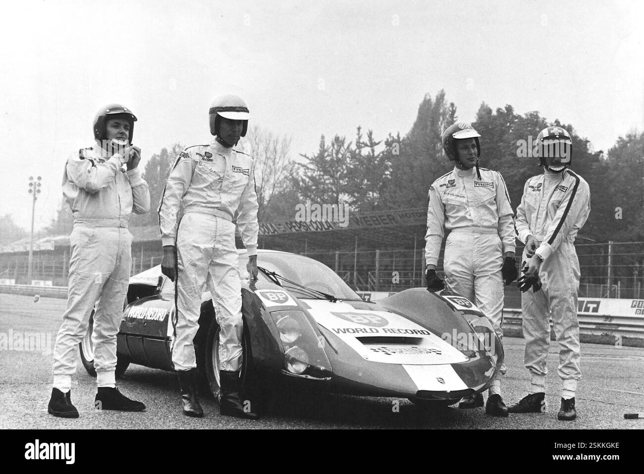 --- Weltrekordversuch a Monza 1967: Voegele, Spörry, Steinmann und Siffert mit Porsche 906#stabilendo un record mondiale, Monza 1967: Voegele, Spörry, Steinmann e Siffert con Porsche 906- RDB DI DUKAS Foto Stock