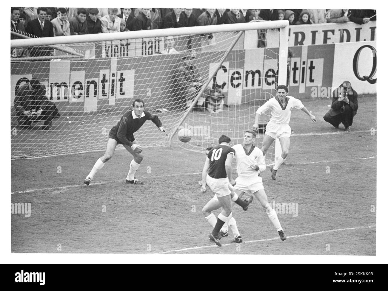 FC Sion - FC Servette 2:1--- Schweizer Cupfinal 1965: FC Sion - FC Servette#Swiss Cup final 1965: FC Sion - FC Servette- RDB BY DUKAS Foto Stock