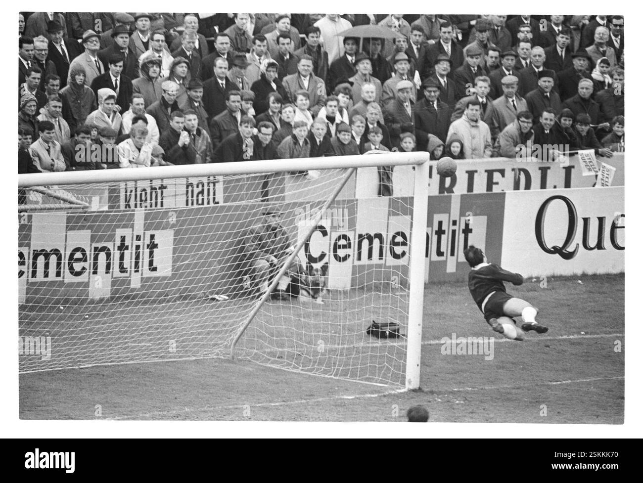 FC Sion - FC Servette 2:1--- Schweizer Cupfinal 1965: FC Sion - FC Servette#Swiss Cup final 1965: FC Sion - FC Servette- RDB BY DUKAS Foto Stock
