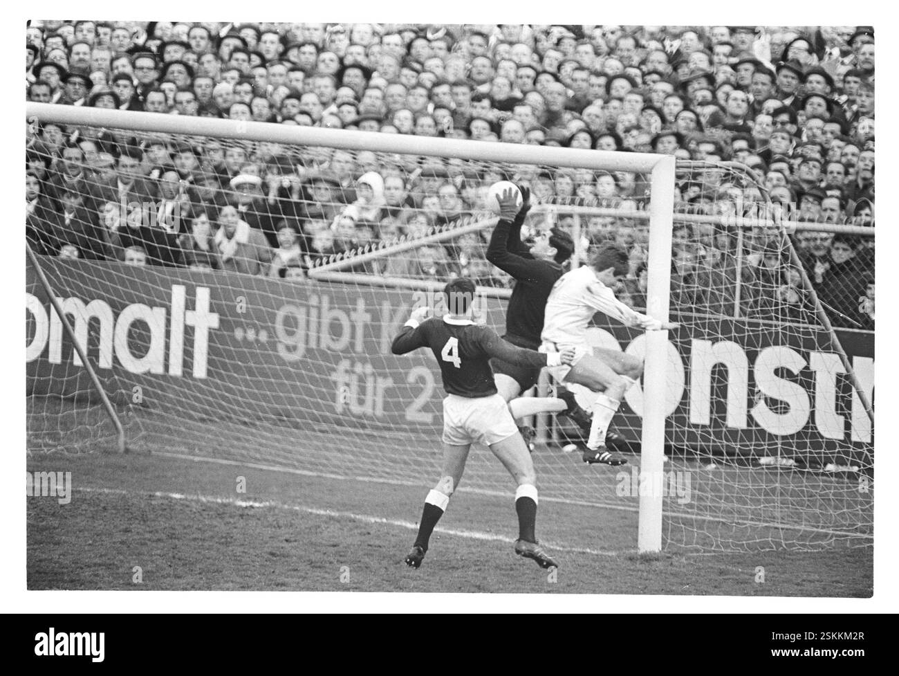FC Zürich - Servette-Genf 2:0--- Schweizer Cupfinal 1966: FC Zürich - Servette-Genf#Coppa Svizzera finale 1966: FC Zürich - Servette-Genf- RDB BY DUKAS Foto Stock