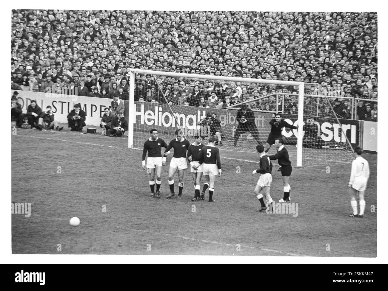 FC Zürich - Servette-Genf 2:0--- Schweizer Cupfinal 1966: FC Zürich - Servette-Genf, Freistoss#Swiss Cup final 1966: FC Zürich - Servette-Genf, calcio DI punizione- RDB DI DUKAS Foto Stock