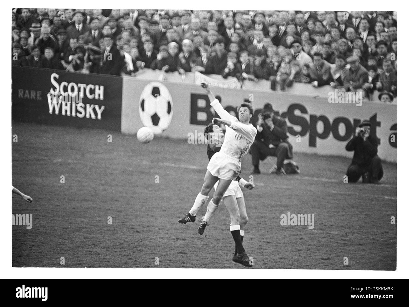 FC Zürich - Servette-Genf 2:0--- Schweizer Cupfinal 1966: FC Zürich - Servette-Genf#Coppa Svizzera finale 1966: FC Zürich - Servette-Genf- RDB BY DUKAS Foto Stock