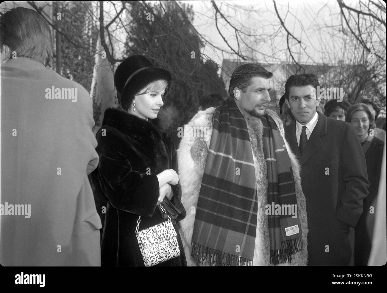 Sachs Dient als Trauzeuge Seines Freundes "Cha-Cha"#Sachs è il miglior uomo del suo amico "Cha-Cha"--- Brigitta e Gunter Sachs a Zürich 1963#Brigitta e Gunter Sachs a Zurigo 1963- RDB DI DUKAS Foto Stock