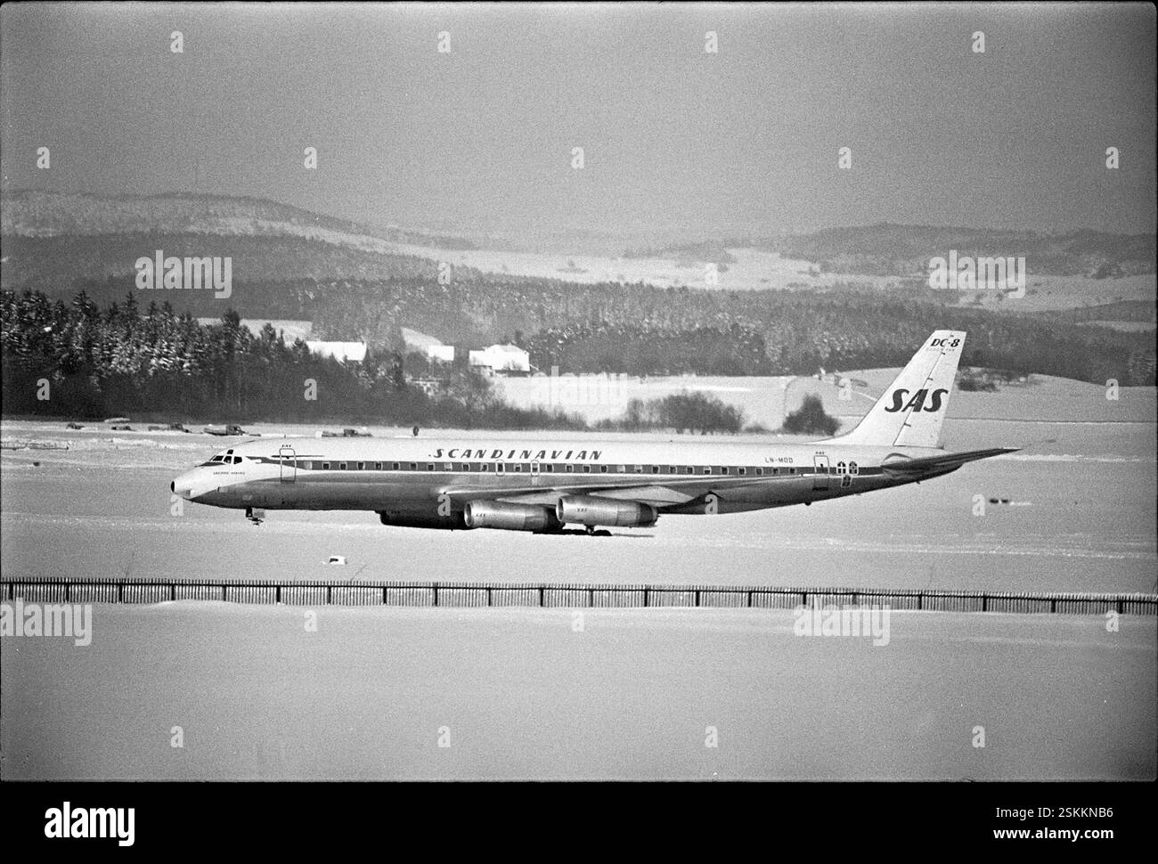 --- Riesige Schneemasse, Flughafen Zürich-Kloten 1968#enorme quantità di neve all'aeroporto di Zurigo-Kloten 1968- RDB DI DUKAS Foto Stock