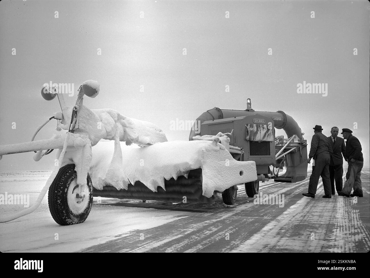 --- Schnee im Flughafen Zürich-Kloten 1963#Snow all'aeroporto di Zurigo-Kloten 1963- RDB DI DUKAS Foto Stock