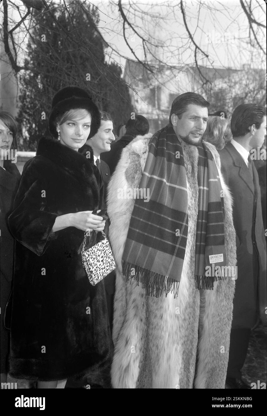 Sachs Dient als Trauzeuge Seines Freundes "Cha-Cha"#Sachs è il miglior uomo del suo amico "Cha-Cha"--- Brigitta e Gunter Sachs a Zürich 1963#Brigitta e Gunter Sachs a Zurigo 1963- RDB DI DUKAS Foto Stock