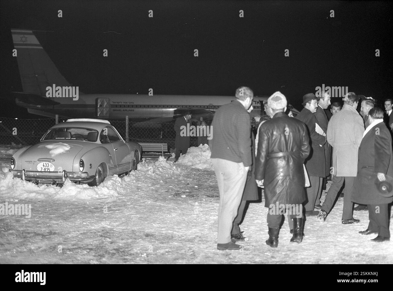 --- El-al Flugzeug, Luftpiraterie; Flughafen Zürich-Kloten 1969#El-al aereo, dirottamento di aerei; aeroporto Zurigo-Kloten 1969- RDB DI DUKAS Foto Stock
