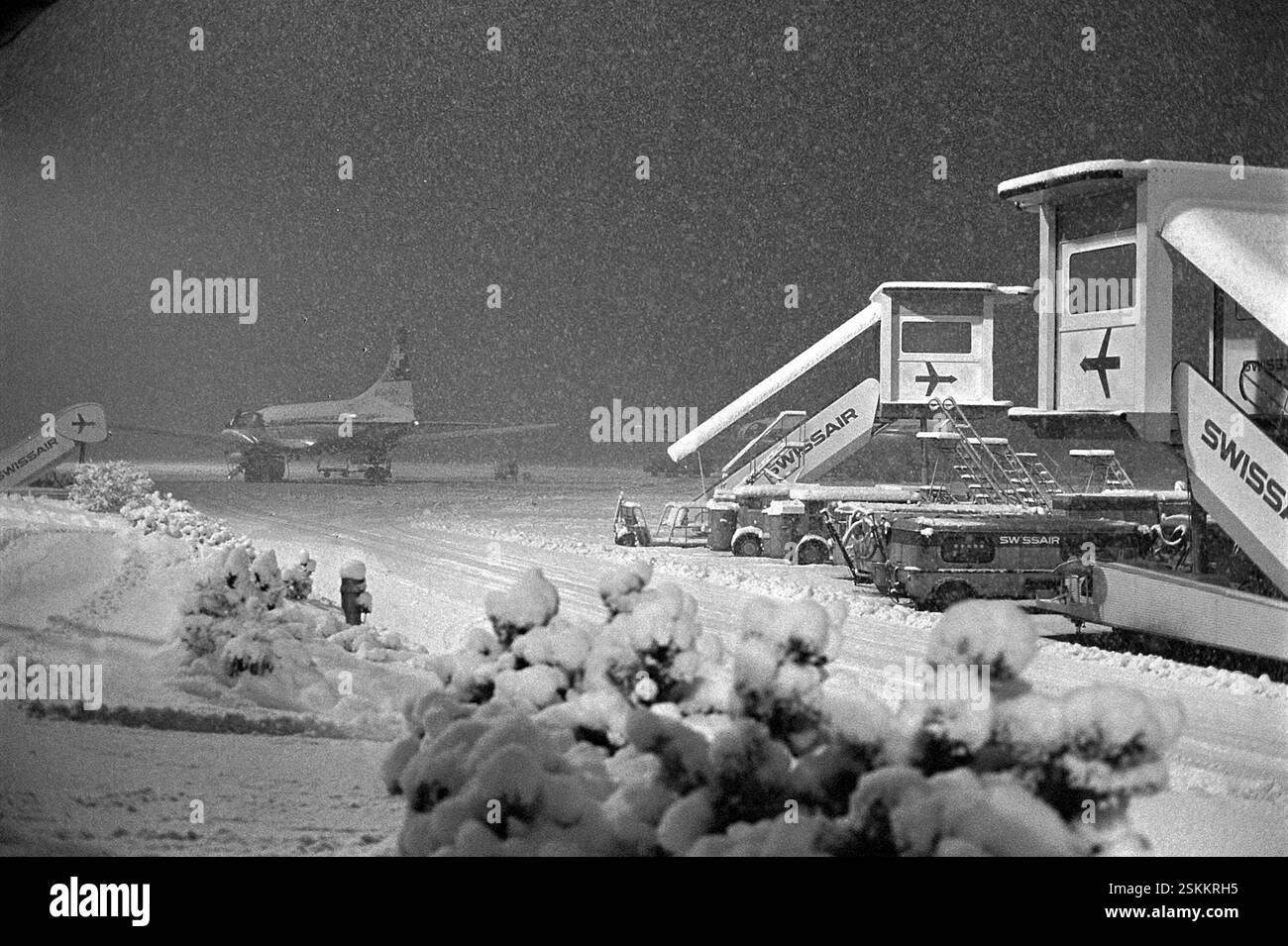 --- Viel Schnee am Flughafen Zürich-Kloten 1962#abbondanza di neve all'aeroporto di Zurigo-Kloten 1962- RDB BY DUKAS Foto Stock