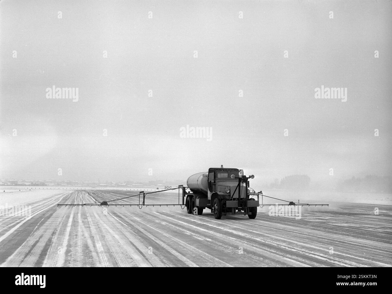 --- Schnee im Flughafen Zürich-Kloten 1963#Snow all'aeroporto di Zurigo-Kloten 1963- RDB DI DUKAS Foto Stock