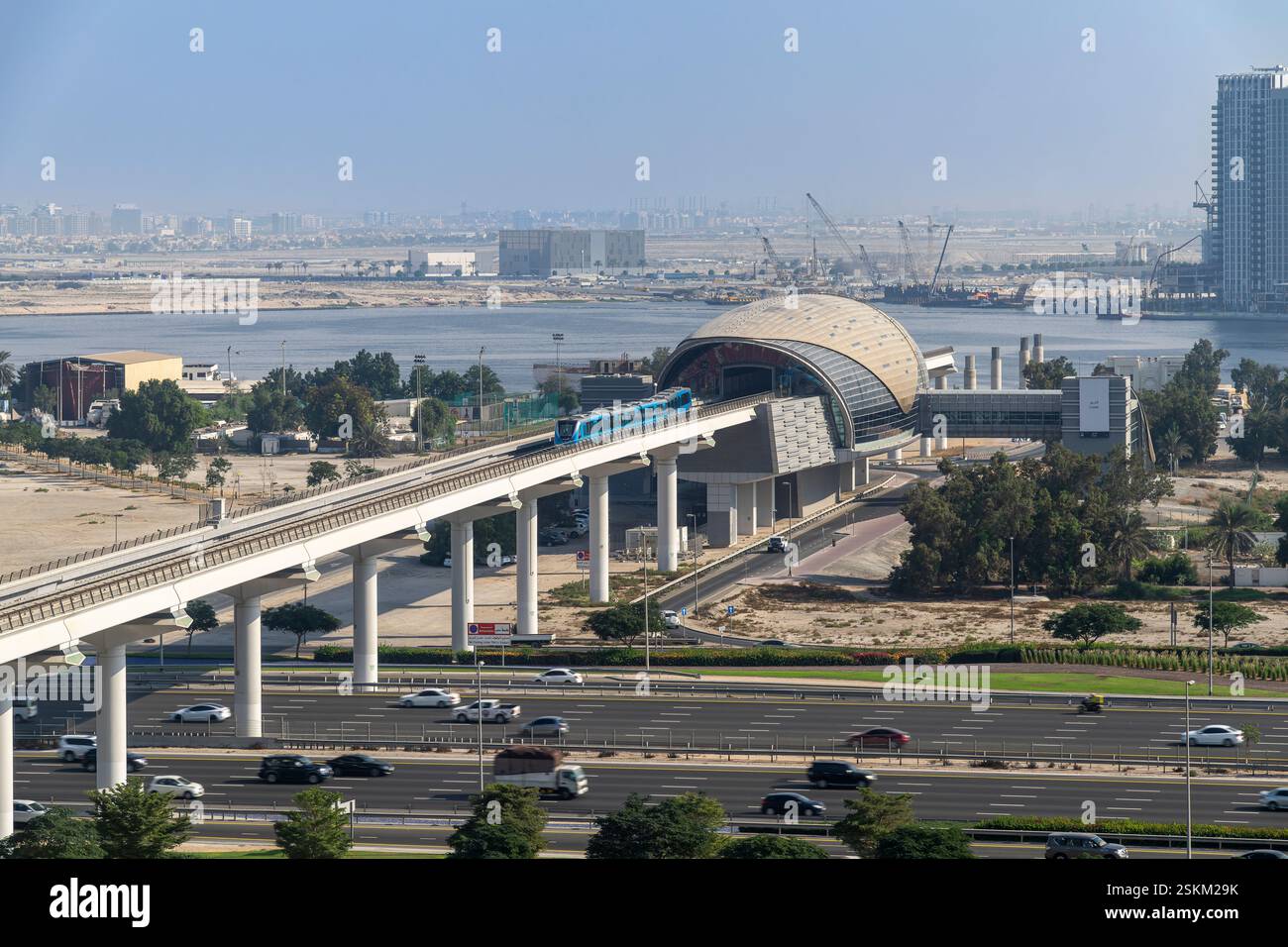 La stazione della metropolitana Creek è l'ultima fermata della linea verde dell'estesa rete metropolitana di Dubai. Il lungomare di Jaddaf e tutto intorno al torrente sono in fase di sviluppo Foto Stock