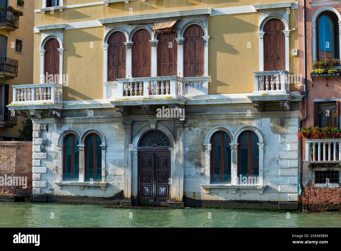 Facciata di un vecchio edificio residenziale sul Canal grande in una giornata di sole. Venezia Italia Foto Stock