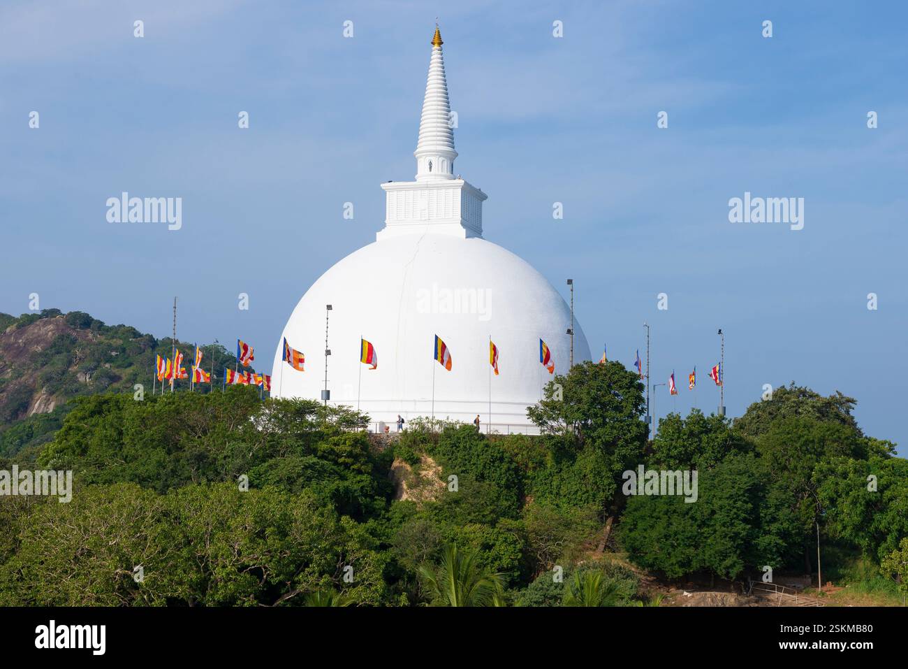 Vista dell'antico stupa buddista Mahaseya dagoba in una giornata di sole. Mihintale, Sri Lanka Foto Stock