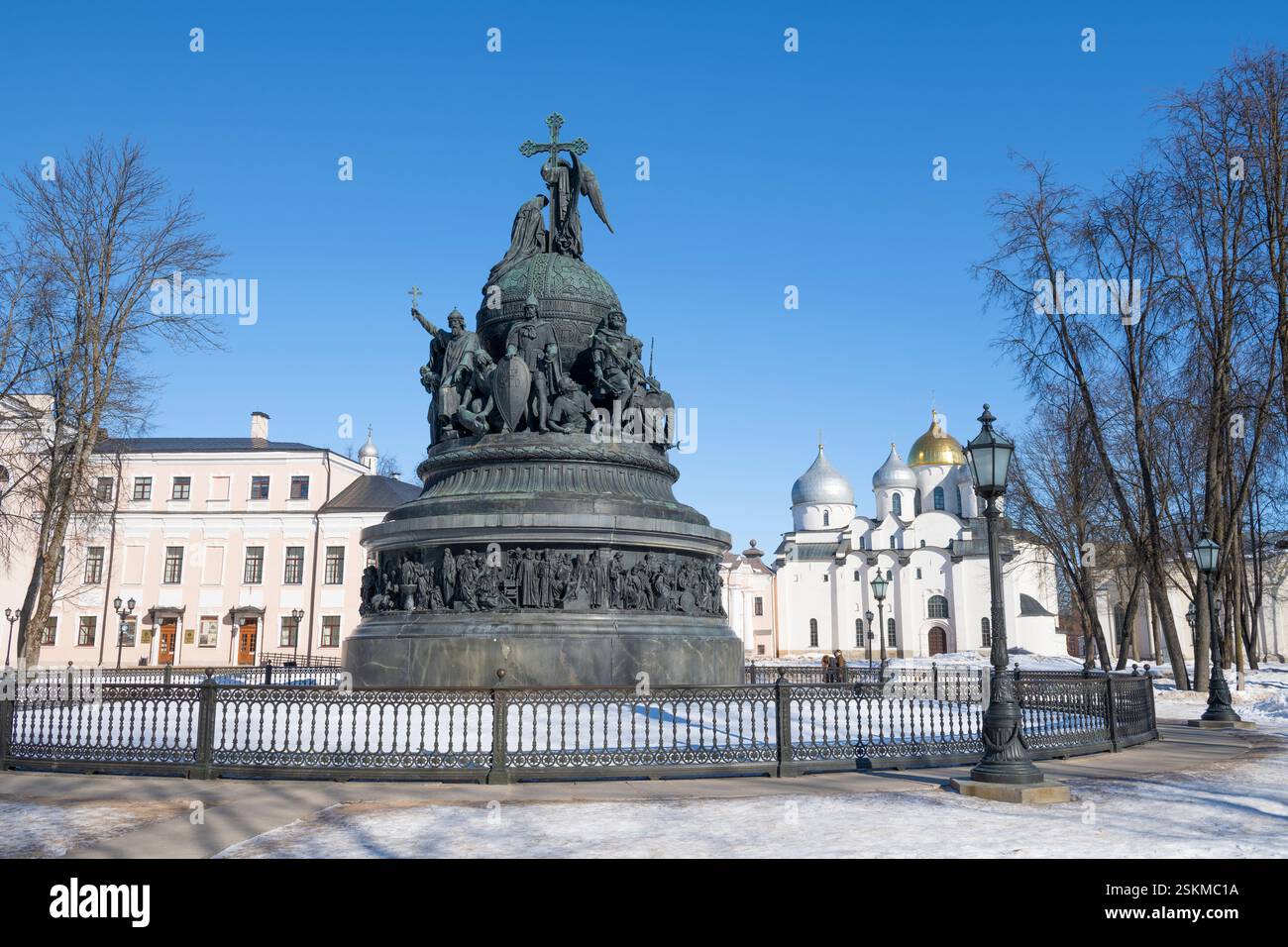 VELIKY NOVGOROD, RUSSIA - 09 MARZO 2022: Il monumento "Millennio di Russia" (1862) nel Cremlino di Veliky Novgorod in una soleggiata giornata di marzo Foto Stock