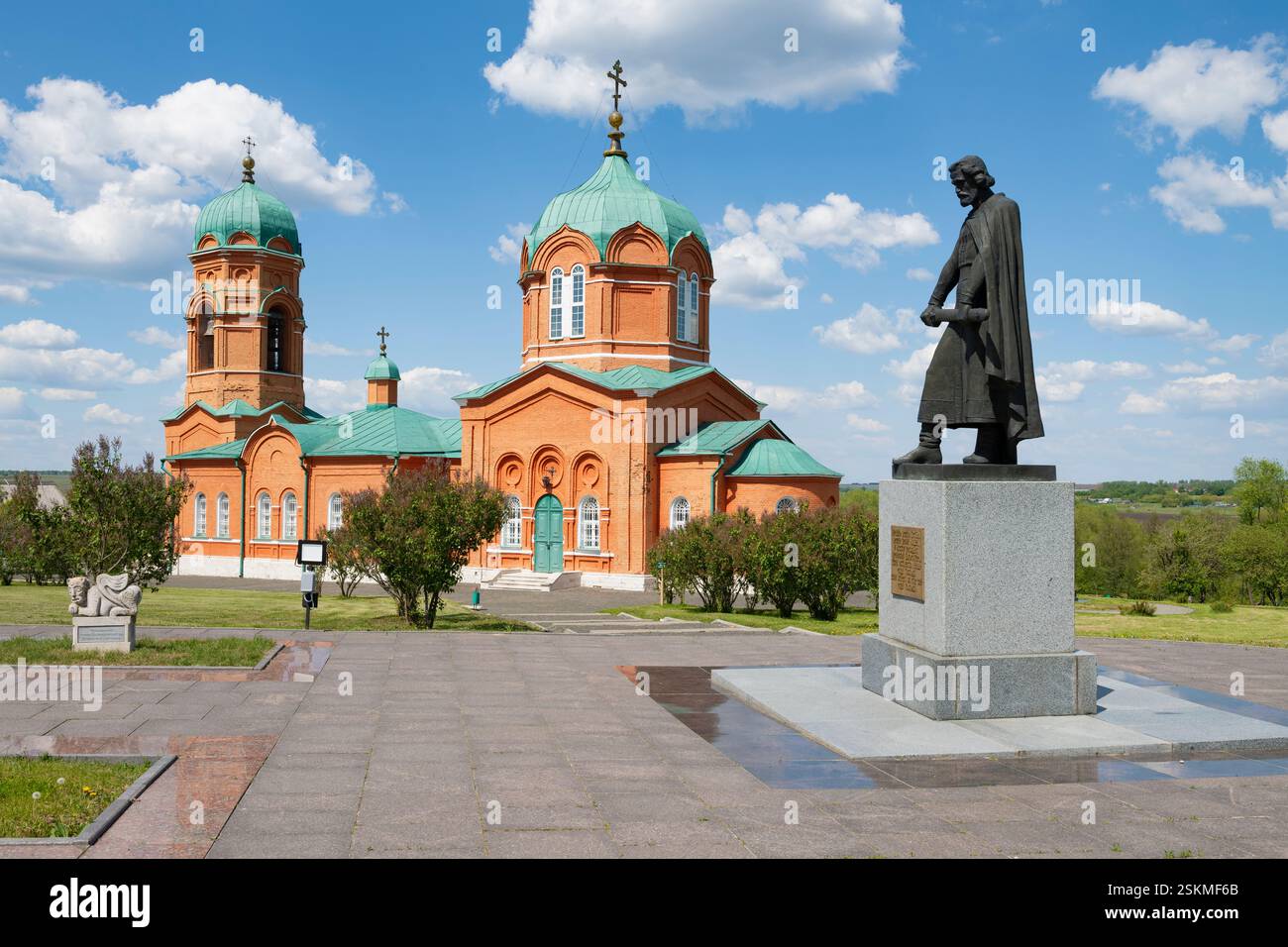 MONASTYRSCHINO, RUSSIA - 21 MAGGIO 2024: Monumento al Principe Dmitrij Donskoy e alla Chiesa della Natività della Beata Vergine Maria in una soleggiata giornata di maggio. Foto Stock