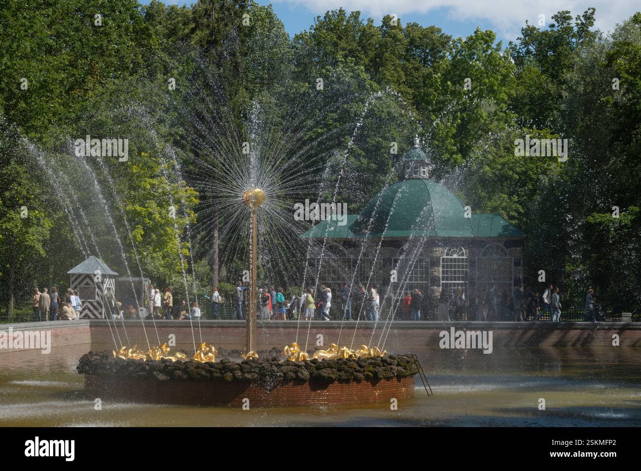 PETRODVORETS, RUSSIA - 13 GIUGNO 2024: La Fontana del Sole in primo piano in una giornata estiva di sole. Parco inferiore del Palazzo Peterhof e complesso del Parco Foto Stock