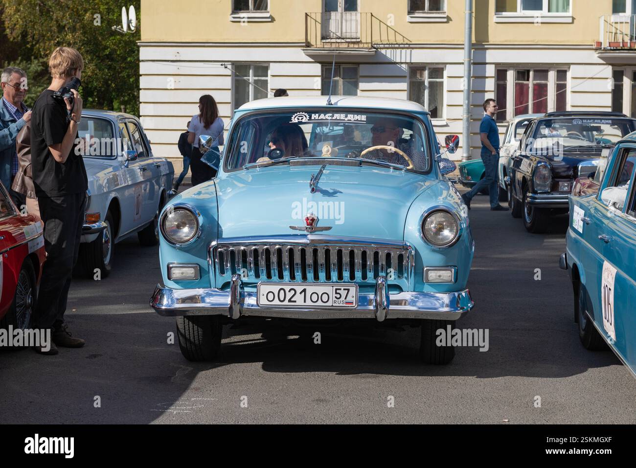 PETRODVORETS, RUSSIA - 21 SETTEMBRE 2024: Auto sovietica GAZ-21 "Volga" sul rally retrò "Petersburg-2024". Vista frontale Foto Stock