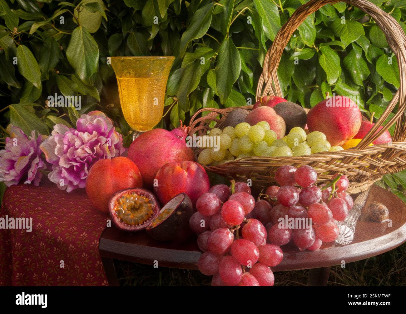 Una raccolta di frutta e fiori di peonia con sfondo edera. Foto Stock