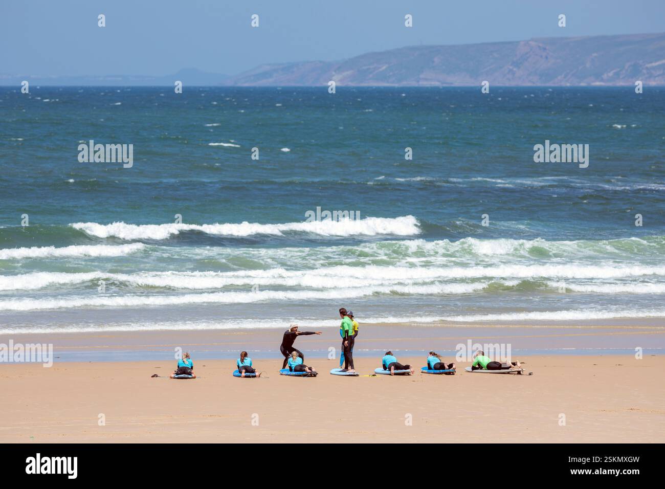 Portogallo, regione di Oeste, Baleal, lezione di surf sulla Praia Baleal Norte (North Beach) Foto Stock