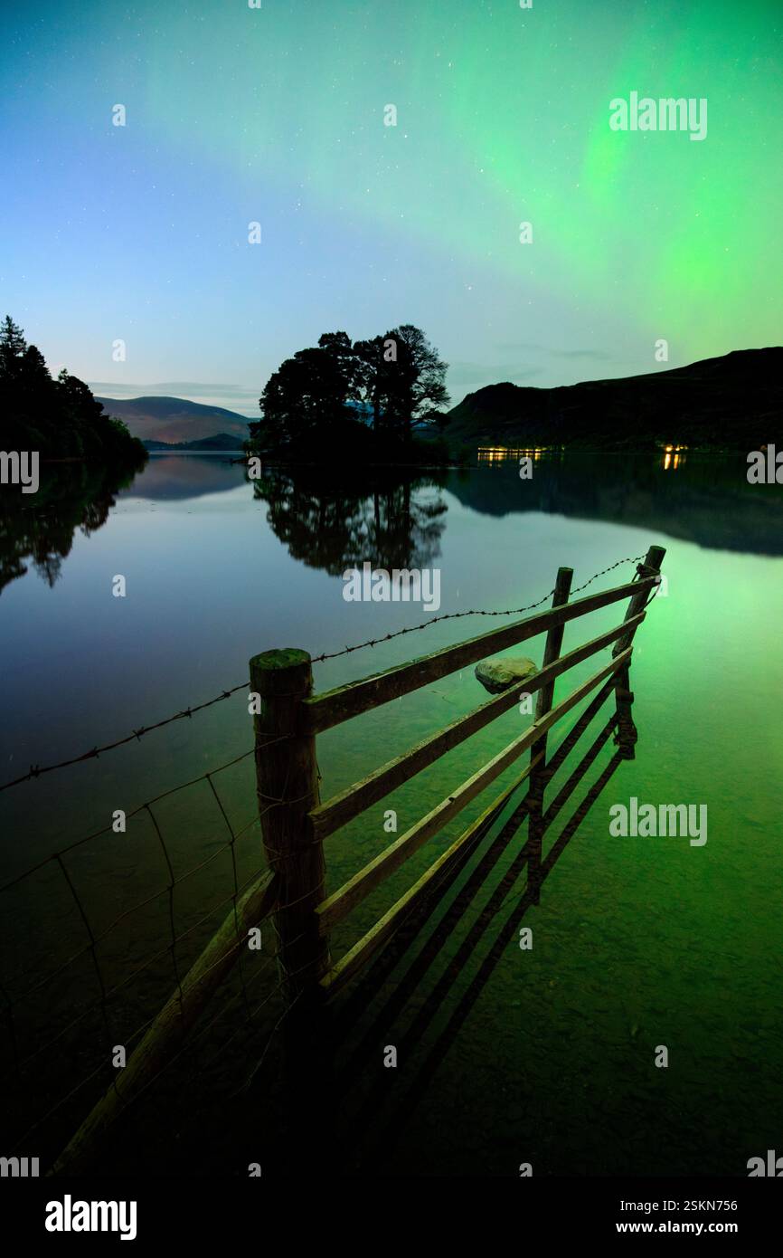 Forte esposizione di aurora boreale a Abbots Bay, Derwentwater nel Lake District National Park, Regno Unito. Foto Stock