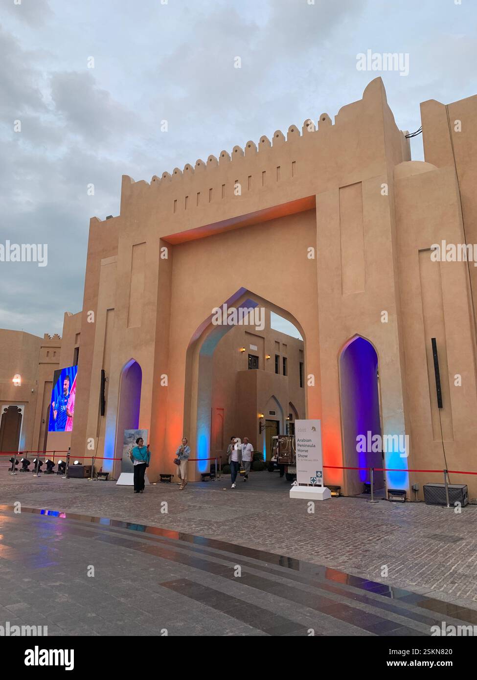 Ingresso ad arco color arenaria al Villaggio culturale di Katara Foto Stock