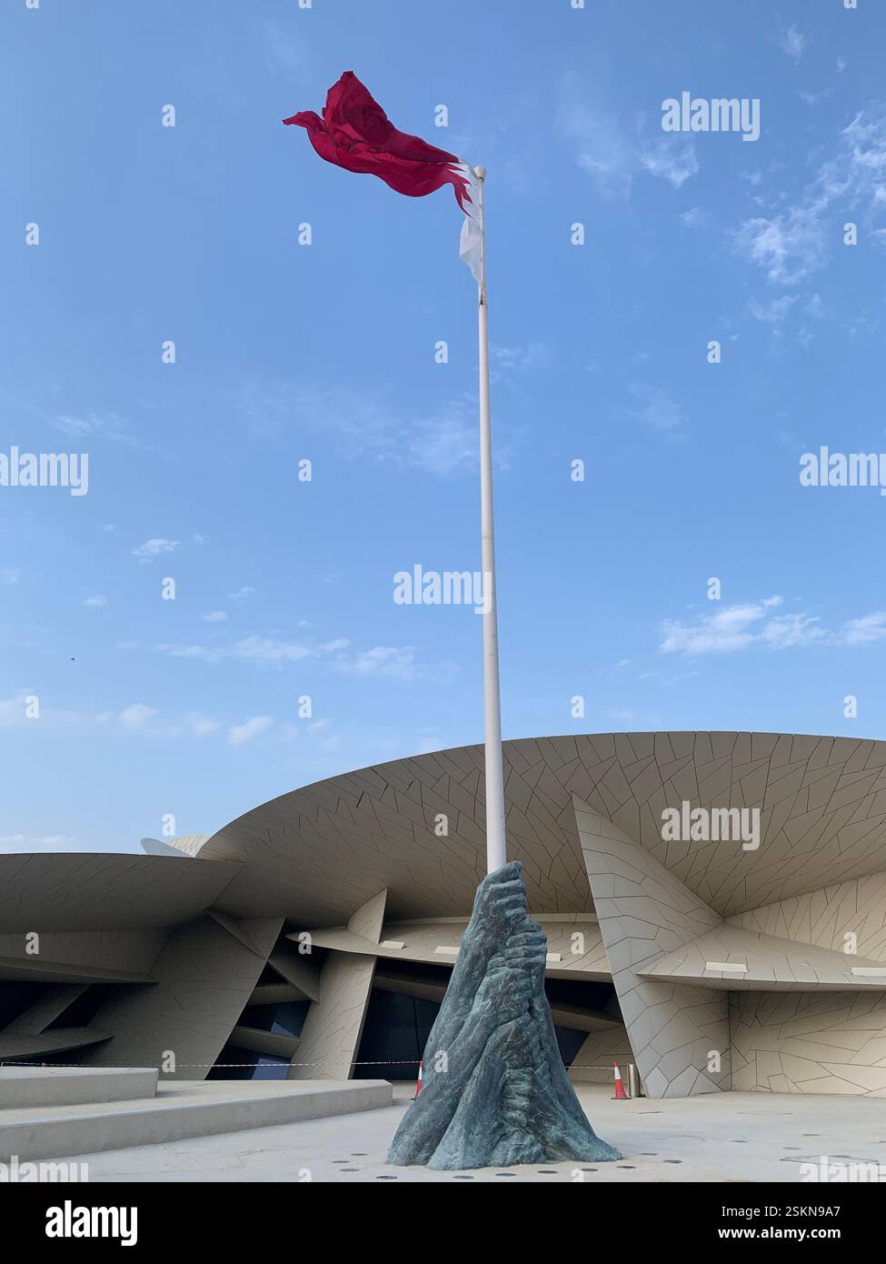 Museo nazionale del Qatar con scultura della bandiera Foto Stock