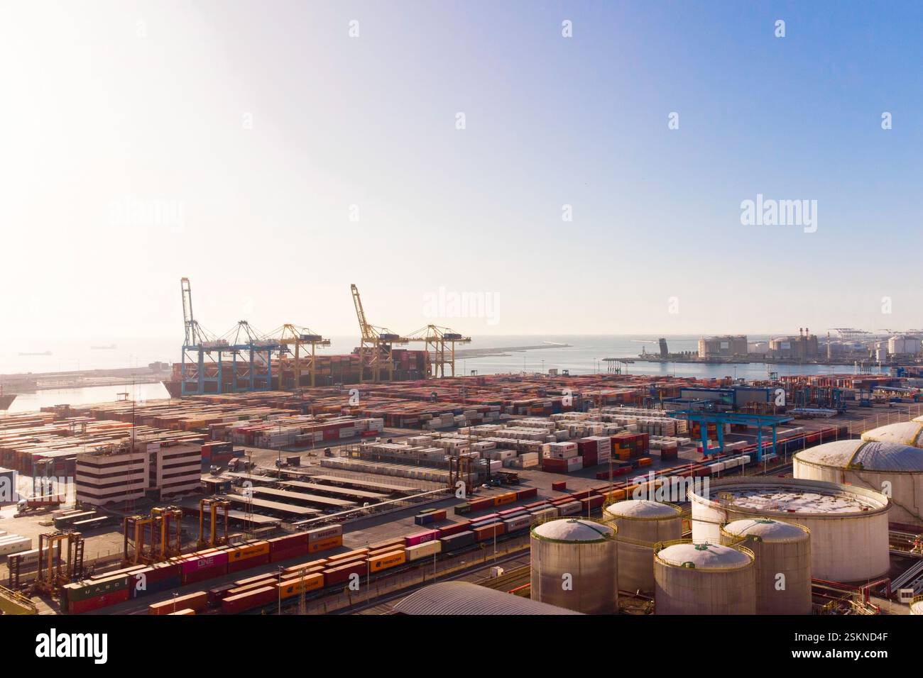 Barcellona, Spagna- 5 febbraio 2025: Veduta aerea di container e navi da carico nel porto marittimo di Barcellona in Spagna, Europa. Concetto di SEA AN Foto Stock