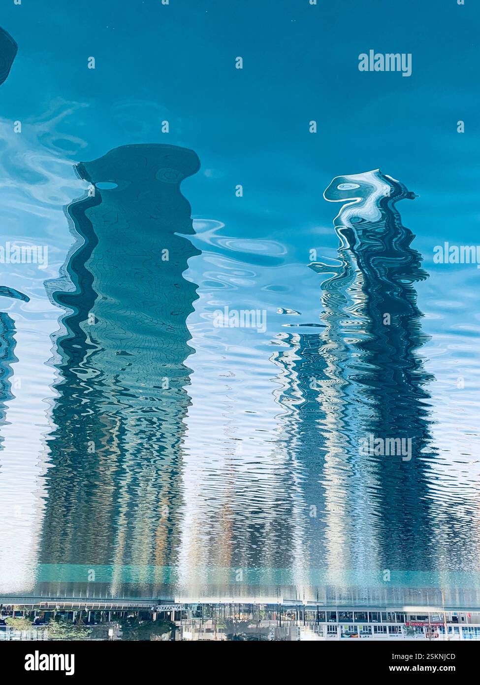 Riflesso degli edifici sul lungomare di Dubai Foto Stock