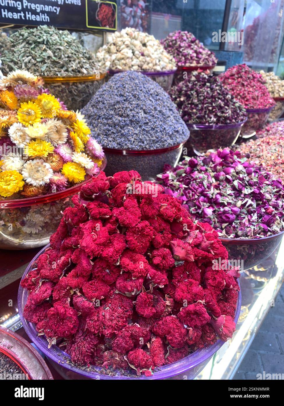 Fiori secchi colorati ed erbe aromatiche nella città vecchia di Dubai Foto Stock