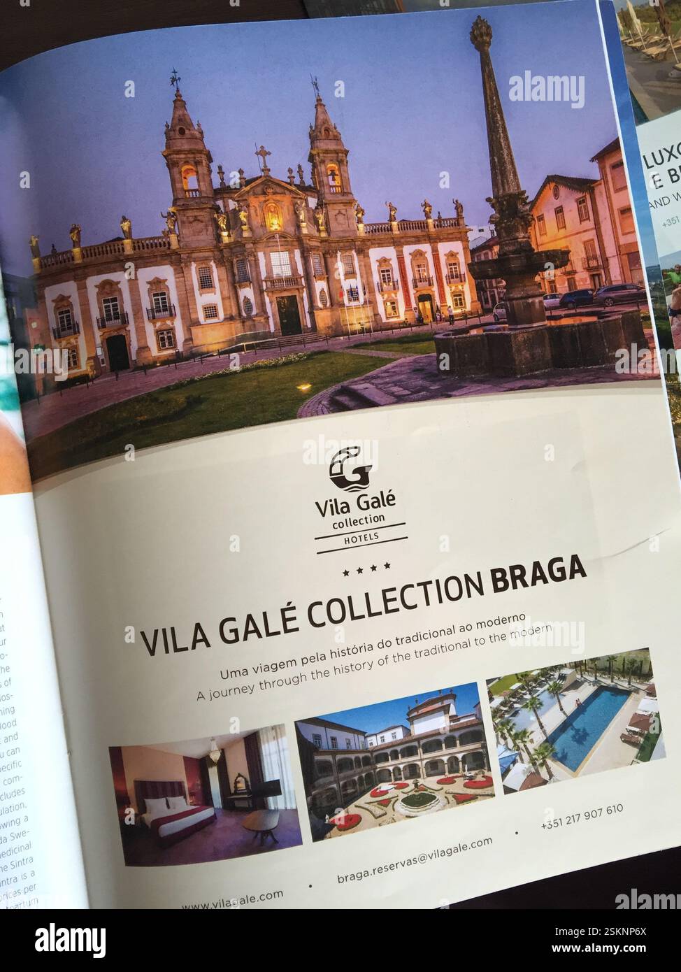 Braga, Portogallo. L'ora d'oro proietta un magico bagliore sugli edifici storici e su una fontana centrale. Un armonioso mix di architettura antica e moderna Foto Stock