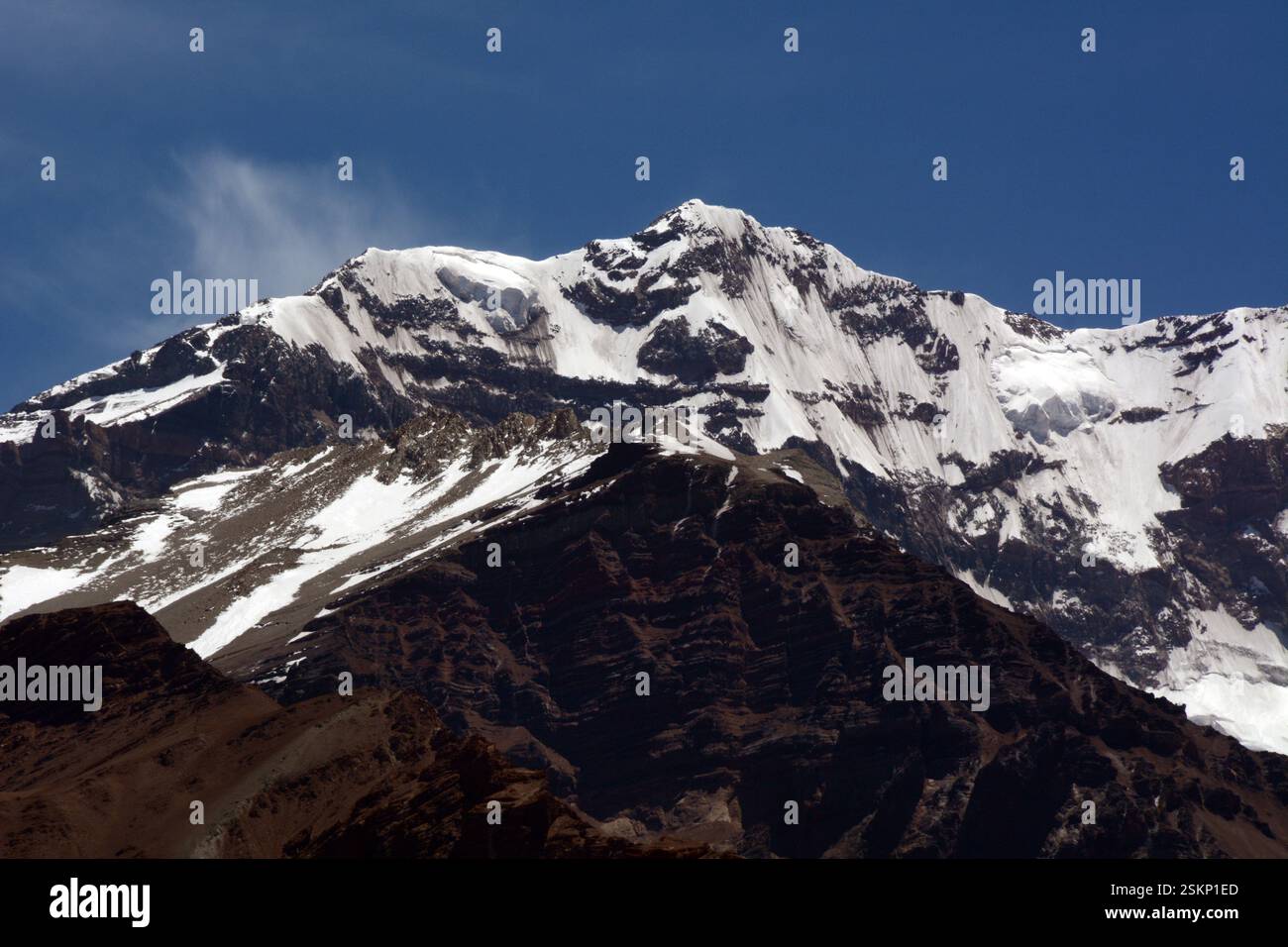 Un primo piano della cima e dei ghiacciai del versante sud del monte Aconcagua, nelle Ande dell'Argentina, vicino al confine con il Cile Foto Stock