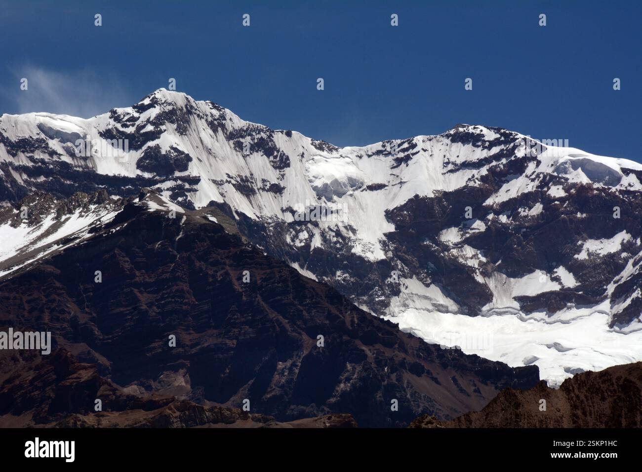 Un primo piano della cima e dei ghiacciai del versante sud del monte Aconcagua, nelle Ande dell'Argentina, vicino al confine con il Cile Foto Stock