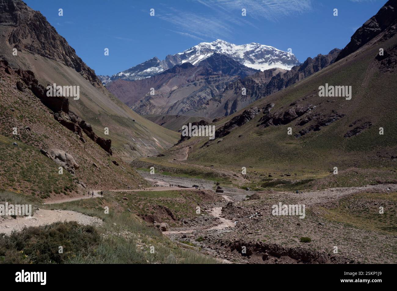 Una vista del versante sud del Monte Aconcagua, il suo fiume innevato e l'avvicinamento, nelle Ande dell'Argentina, vicino al confine con il Cile. Foto Stock
