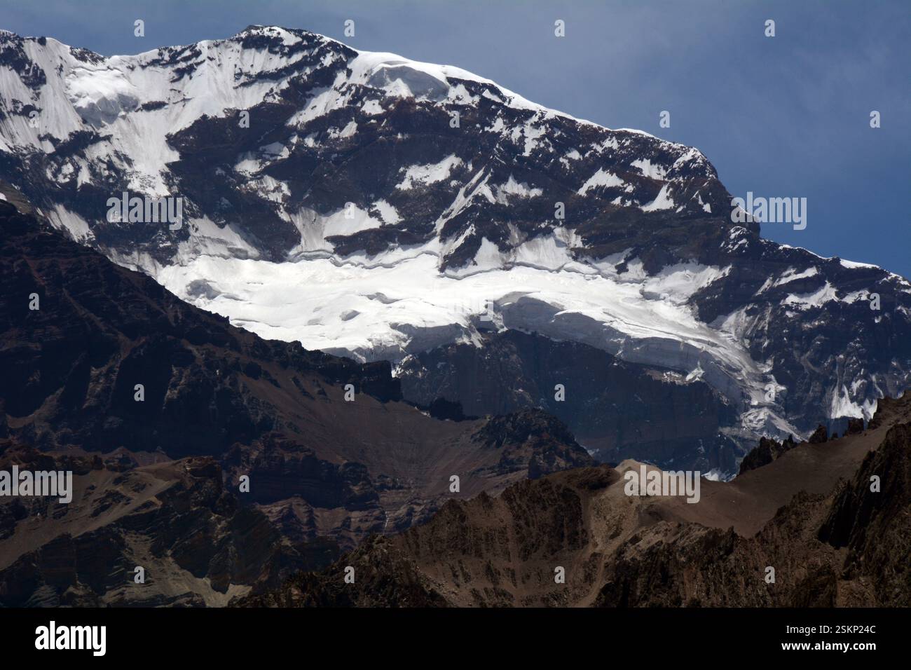 Un primo piano della cima e dei ghiacciai del versante sud del monte Aconcagua, nelle Ande dell'Argentina, vicino al confine con il Cile Foto Stock