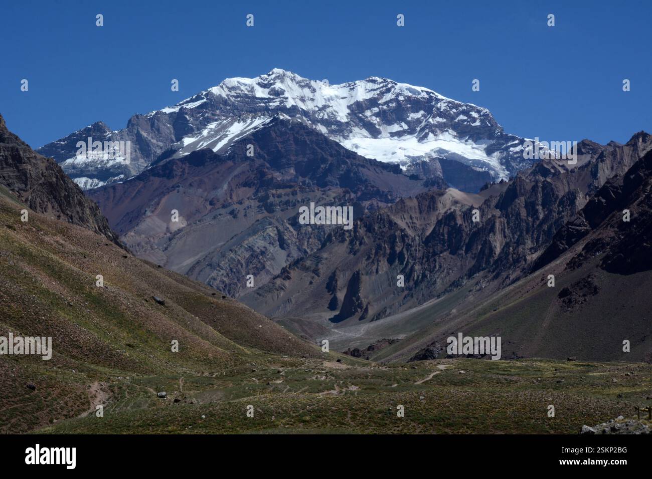 Una vista del versante sud del Monte Aconcagua e del suo avvicinamento, nelle Ande dell'Argentina, vicino al confine con il Cile. Foto Stock