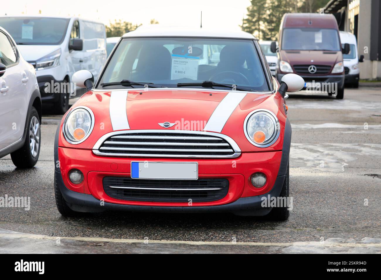 2012 Mini Cooper R56 rossa e bianca, la variante più comune delle Mini di seconda generazione, parcheggiata presso la concessionaria. Salo, Finlandia. 26 gennaio 2025 Foto Stock