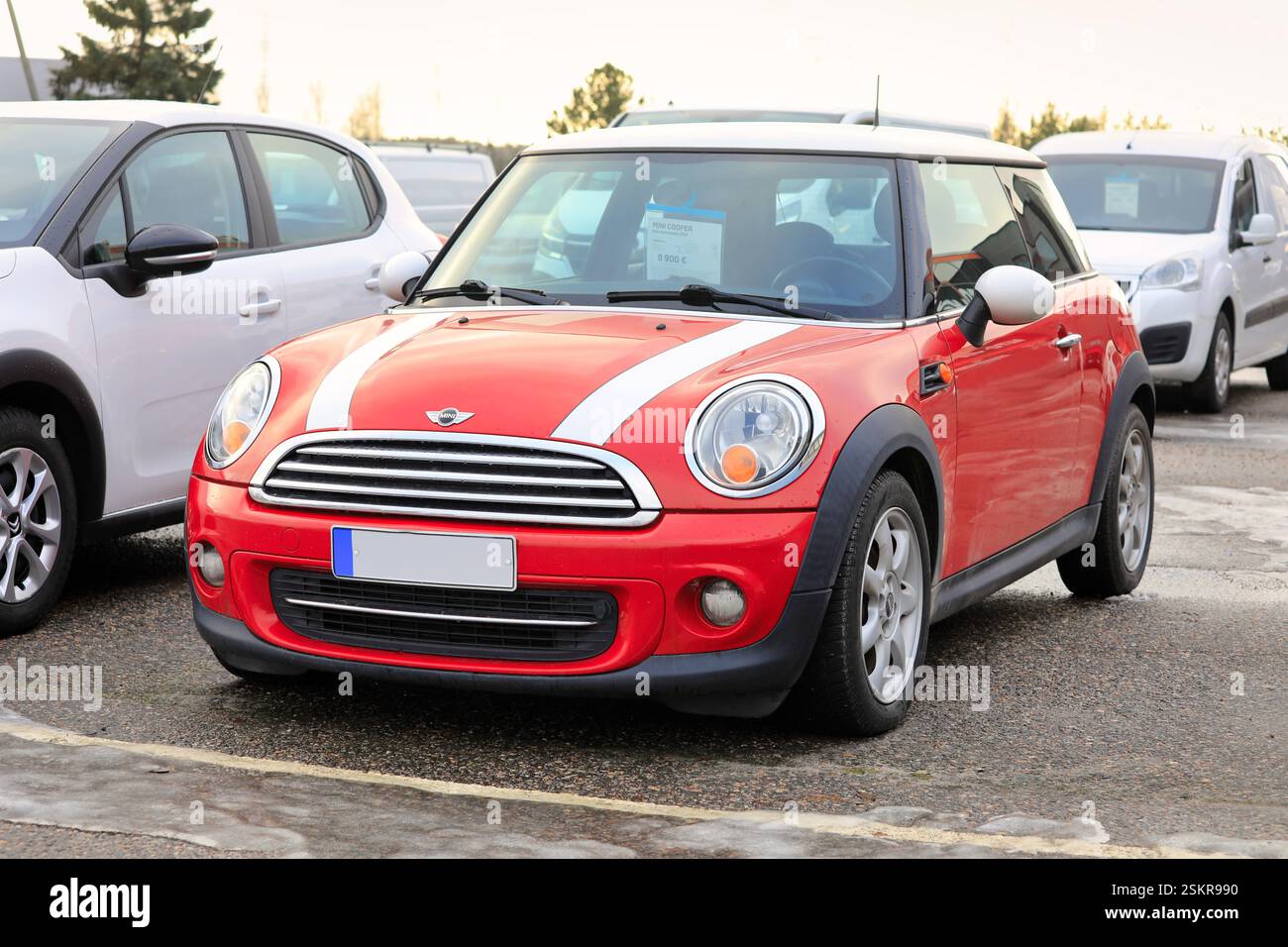 2012 Mini Cooper R56 rossa e bianca, la variante più comune delle Mini di seconda generazione, parcheggiata presso la concessionaria. Salo, Finlandia. 26 gennaio 2025 Foto Stock