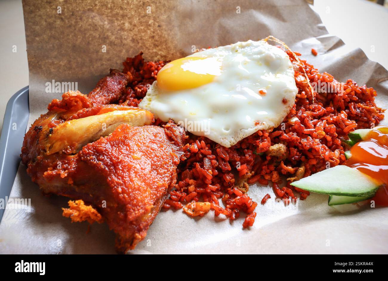 Singapore Street food, Nasi Goreng, un piatto speziato di pollo e riso servito in un Singapore Hawker Center Foto Stock